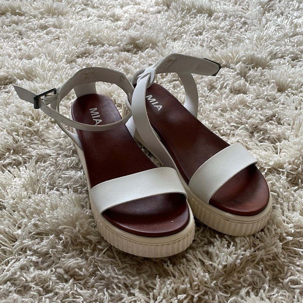 MIA Ellen platform sandal